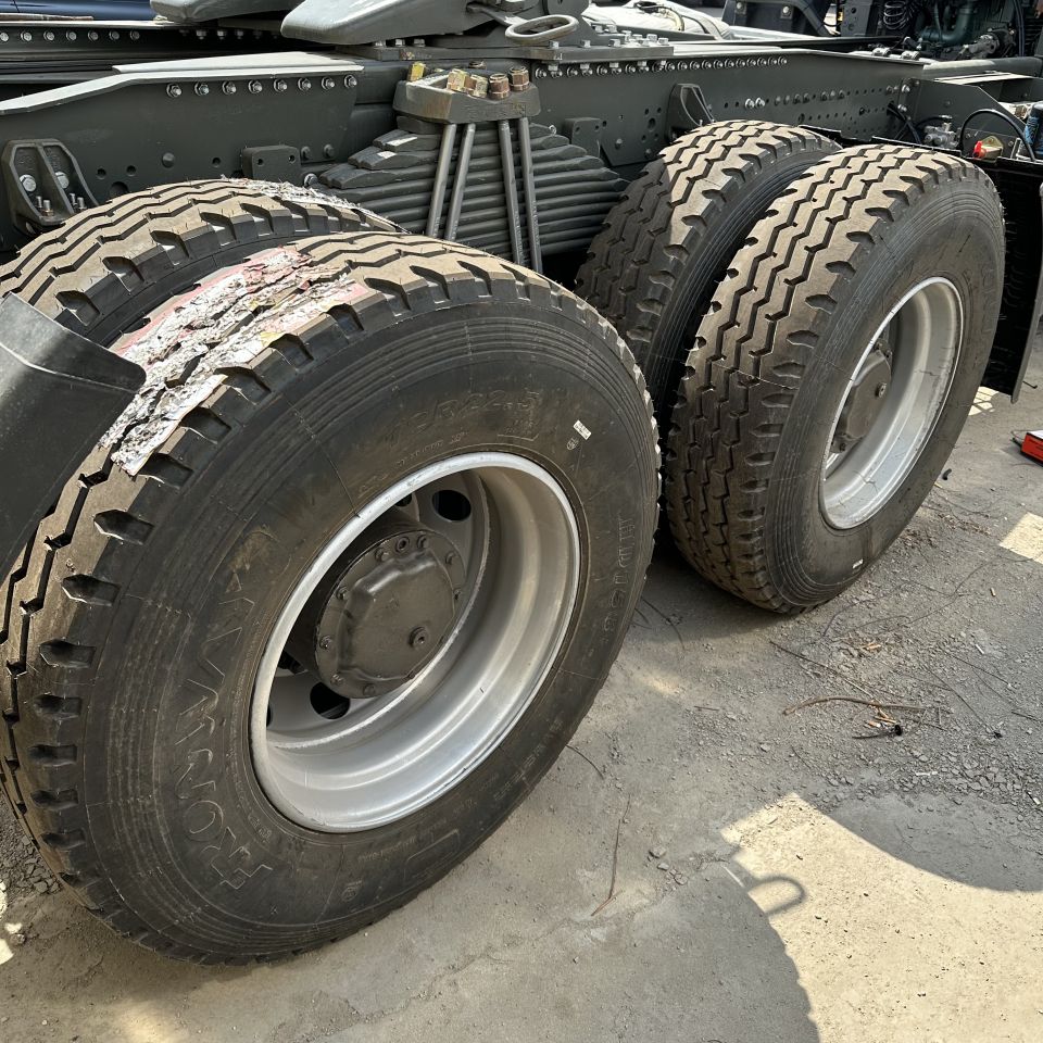 ขายรถบรรทุกรถแทรกเตอร์ Sinotruk Howo 6x4 ขายรถบรรทุกรถแทรกเตอร์ Sinotruk Howo 6x4