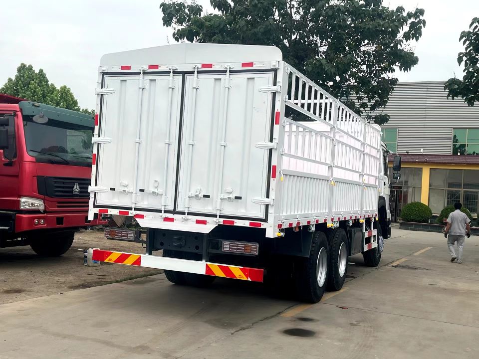 Sinotruk Howo 6x4 รั้วรถบรรทุกสินค้าเดิมพัน Sinotruk Howo 6x4 รั้วรถบรรทุกสินค้าเดิมพัน