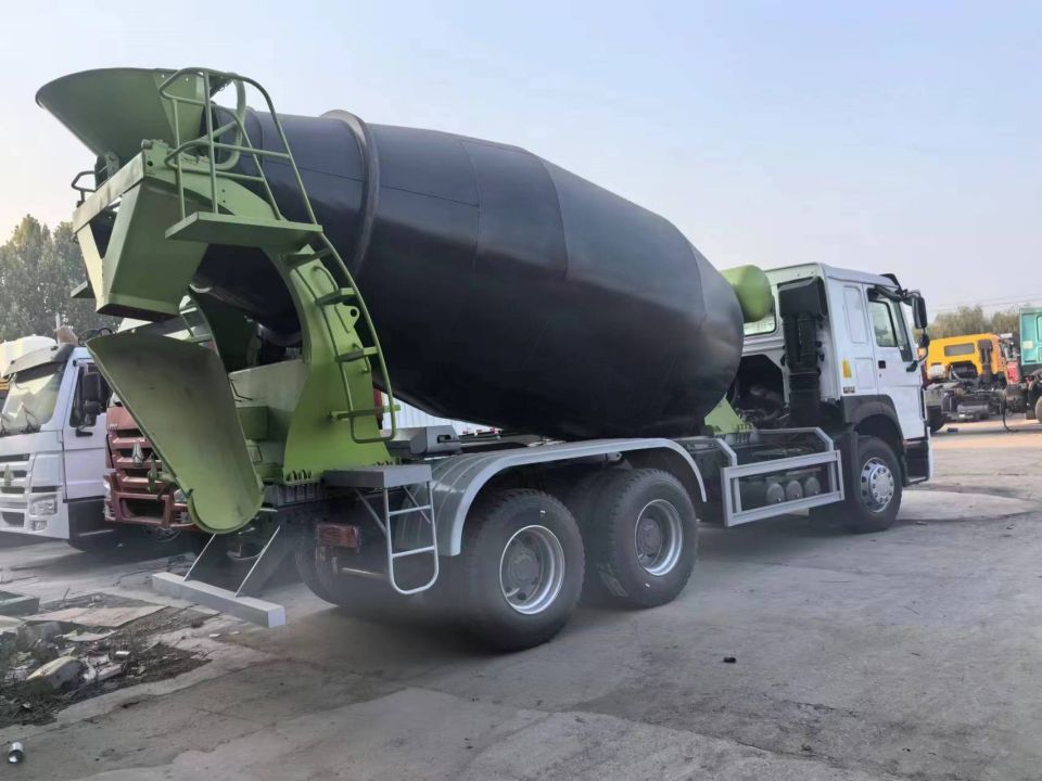Sinotruk Howo 6X4 รถโม่ผสมคอนกรีต Sinotruk Howo 6X4 รถโม่ผสมคอนกรีต