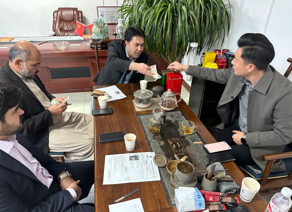 ลูกค้าชาวเอเชียสั่งสินค้า