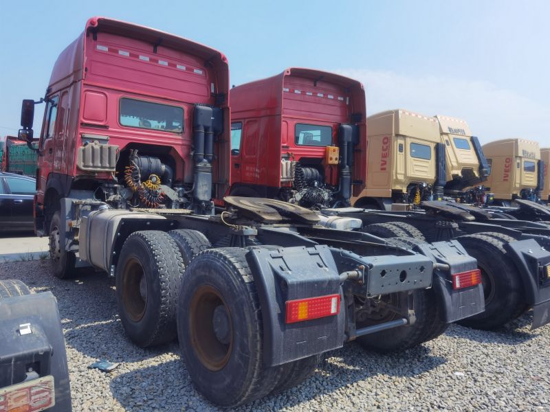 รถบรรทุกรถแทรกเตอร์ Sinotruk Howo 6x4 รถบรรทุกรถแทรกเตอร์ Sinotruk Howo 6x4