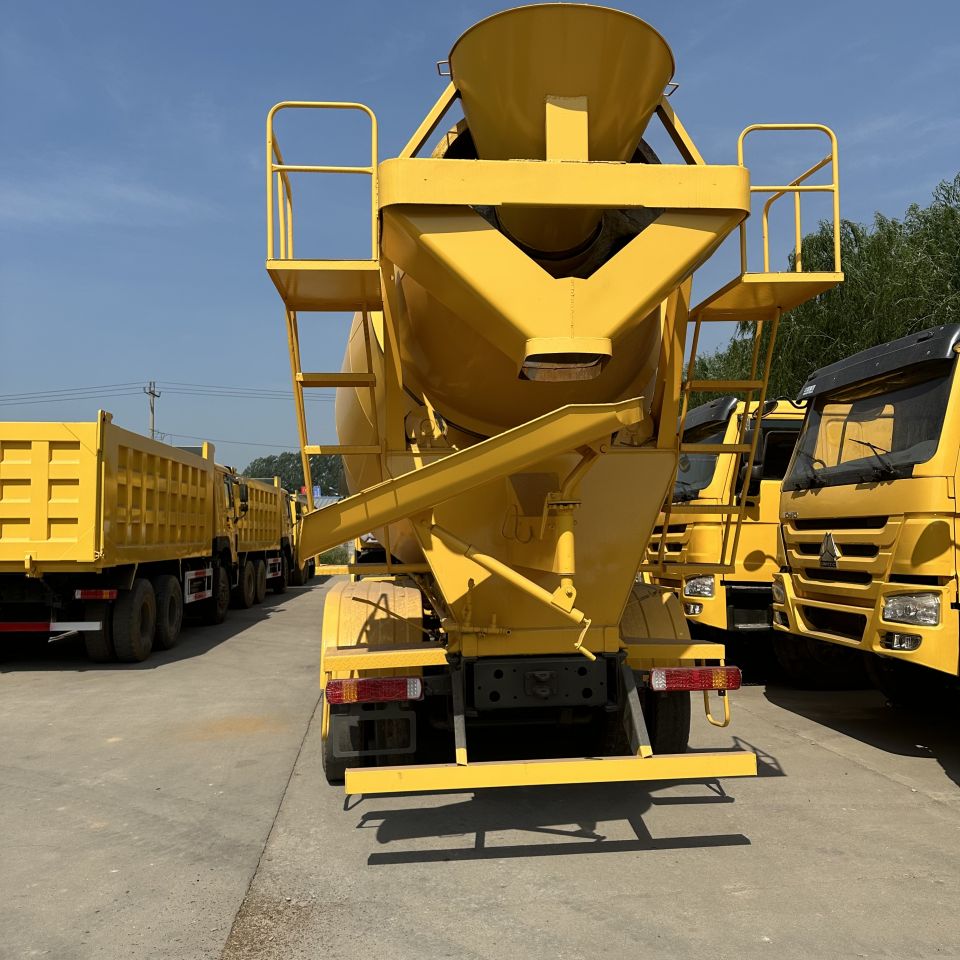 รถบรรทุกผสมคอนกรีต Sinotruk Howo 16 ลูกบาศก์