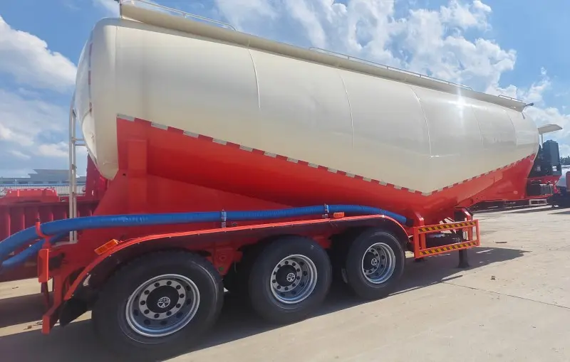 รถพ่วงปูนซีเมนต์จํานวนมาก