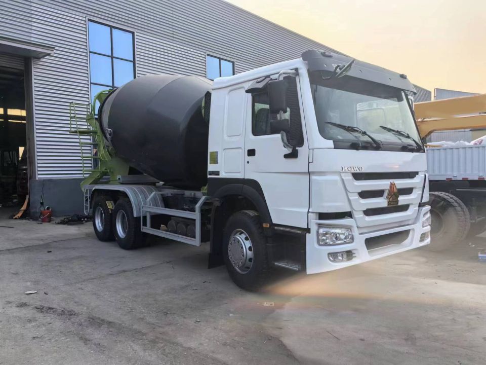 Sinotruk Howo 6X4 รถโม่ผสมคอนกรีต Sinotruk Howo 6X4 รถโม่ผสมคอนกรีต