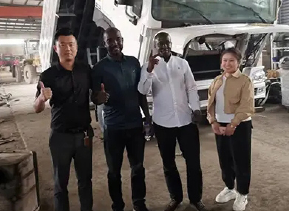 เยี่ยมชมโรงงานโดยลูกค้าชาวไอวอรี