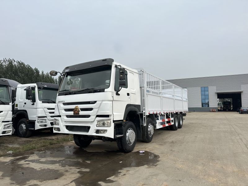 Sinotruk Howo 8x4 รถบรรทุกสินค้ารั้ว Sinotruk Howo 8x4 รถบรรทุกสินค้ารั้ว