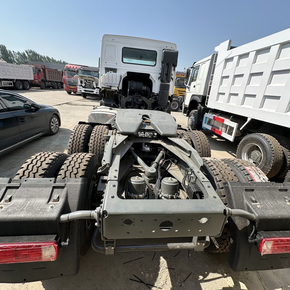 ขายรถบรรทุกรถแทรกเตอร์ Sinotruk Howo 6x4 ขายรถบรรทุกรถแทรกเตอร์ Sinotruk Howo 6x4