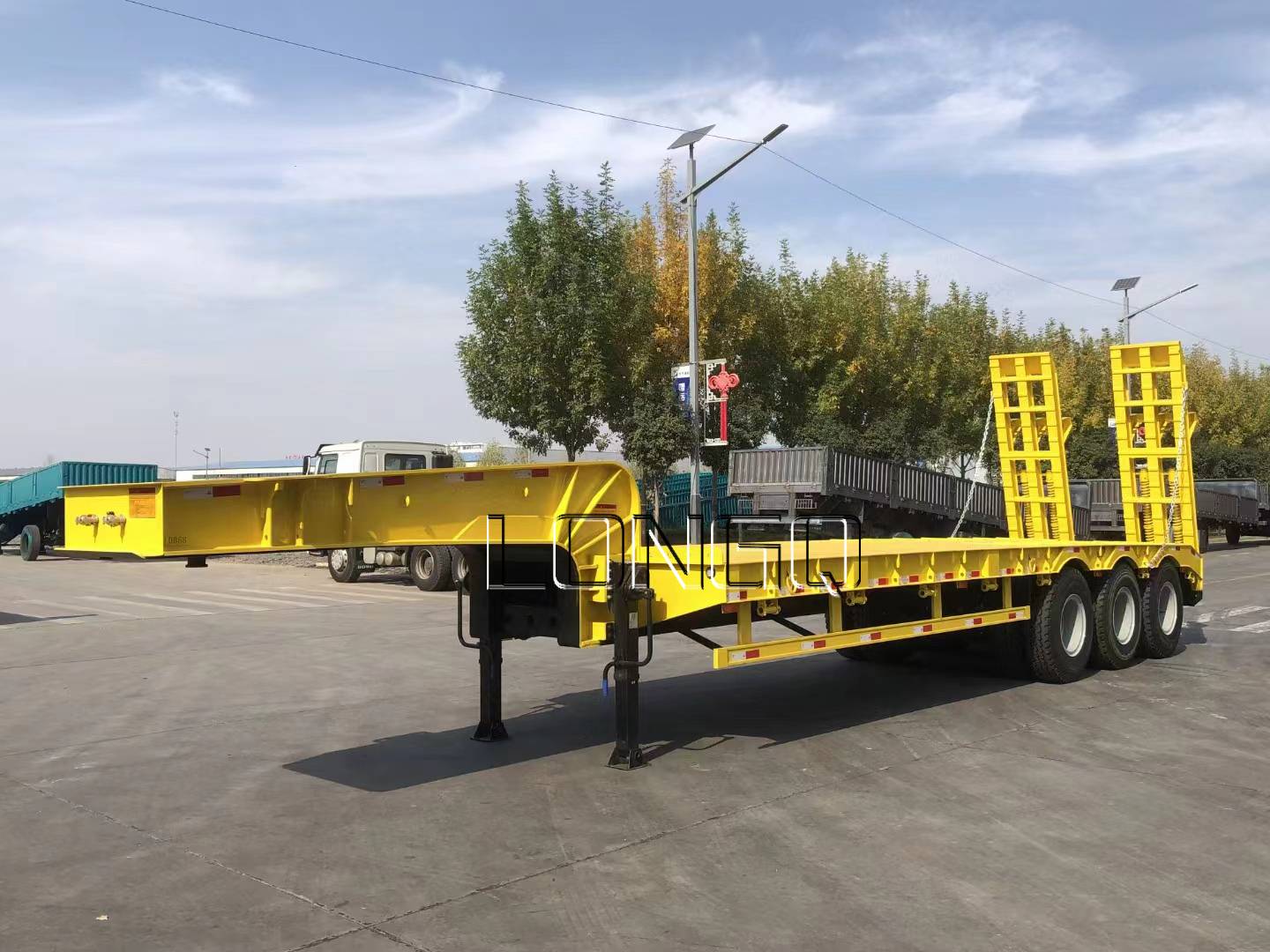 Semi-remorque surbaissée à col de cygne à 3 essieux Semi-remorque surbaissée à col de cygne à 3 essieux