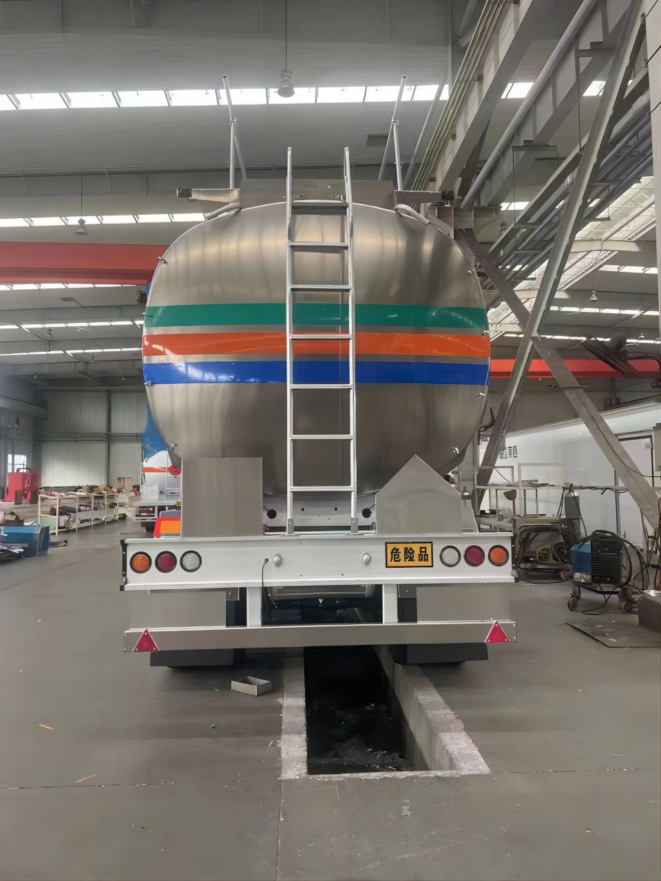 รถพ่วงถังน้ำมันอลูมิเนียมขนาด 40,000 ลิตร รถพ่วงถังน้ำมันอลูมิเนียมขนาด 40,000 ลิตร