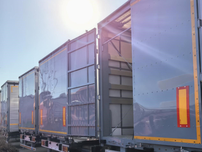 รถกึ่งพ่วงข้างม่าน