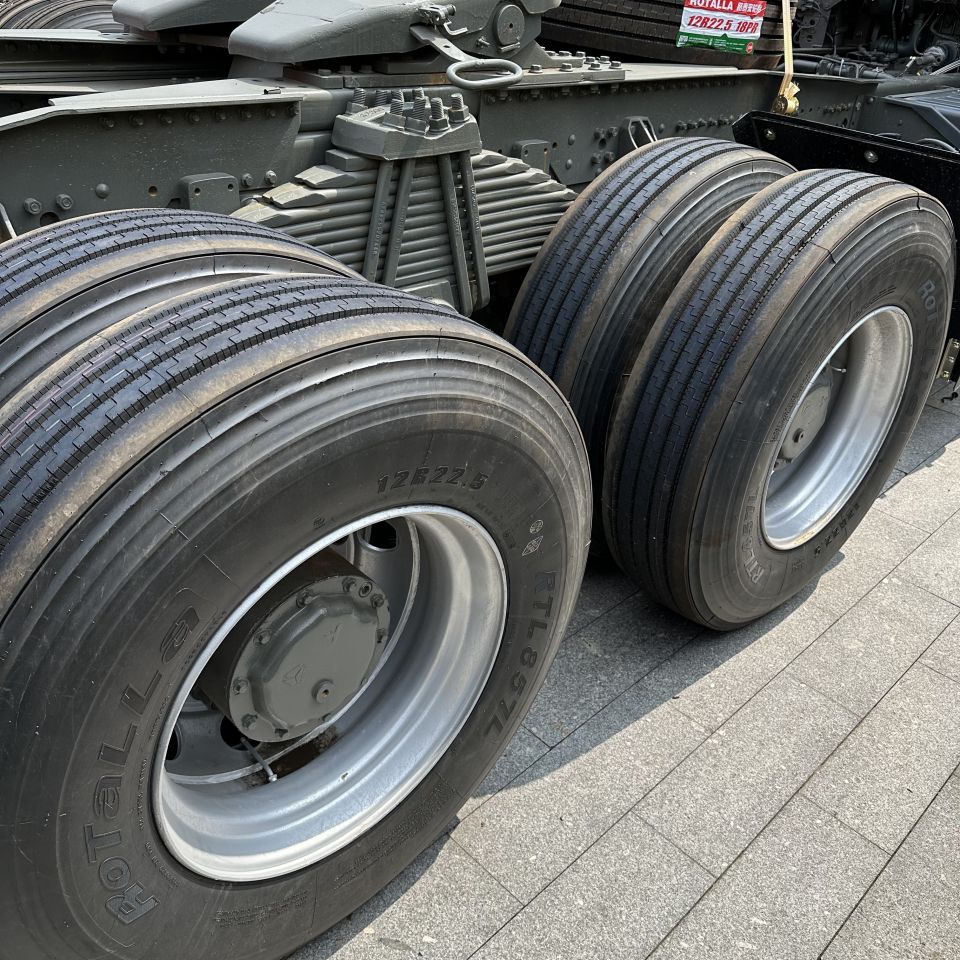 รถบรรทุกรถแทรกเตอร์ Sinotruk Howo รถบรรทุกรถแทรกเตอร์ Sinotruk Howo