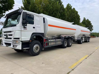 Xe tải chở dầu để bán