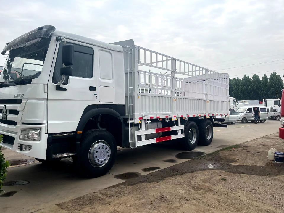 Sinotruk Howo 6x4 รั้วรถบรรทุกสินค้าเดิมพัน Sinotruk Howo 6x4 รั้วรถบรรทุกสินค้าเดิมพัน