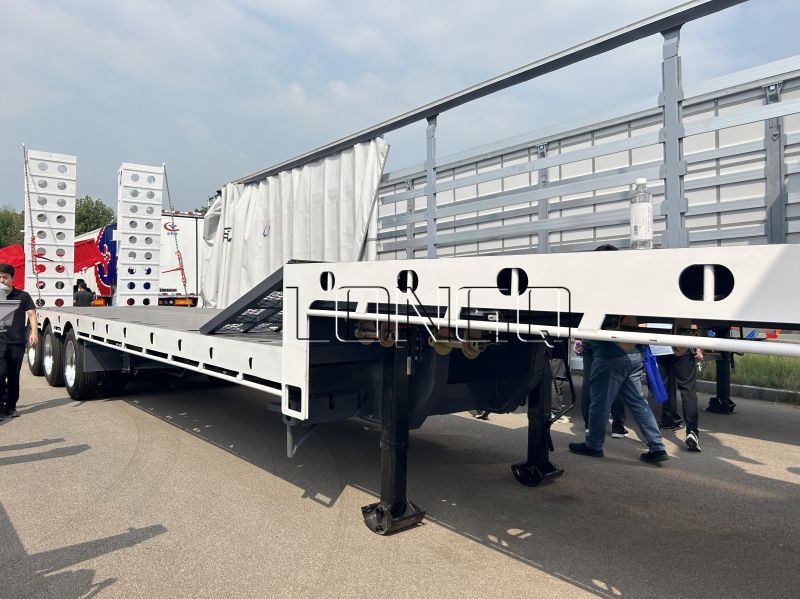 3 محاور مقطورة هيدروليكية منخفضة السرير 3 محاور مقطورة هيدروليكية منخفضة السرير